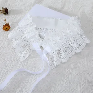 Collier ou accessoire de taille décoratif en dentelle blanche avec des rubans pour femmes.