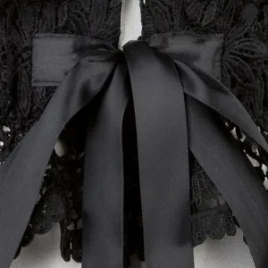 Gros plan détail de la ceinture corset large en dentelle noire avec nœud satin, accessoire.