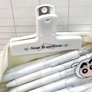 Nahaufnahme Detail der weißen Leinen Federmappe mit großem Clip und schöner Schreibware.