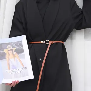 Cintura sottile marrone in pelle PU da donna dettaglio, elegante accessorio vita minimalista.