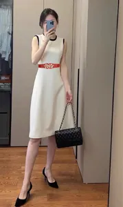 Ceinture élastique rouge pour femme avec boucle feuille dorée, élégante ceinture pour robe.