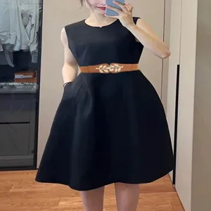 Ceinture de taille élastique mode femme avec boucle feuille métal pour robe chic