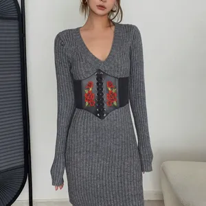 Cintura larga vintage in pelle nera da donna con ricamo rosa rossa e corsetto