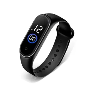 Μαύρο ψηφιακό ηλεκτρονικό smartwatch LED, αθλητικό βραχιόλι παρακολούθησης fitness αφής.