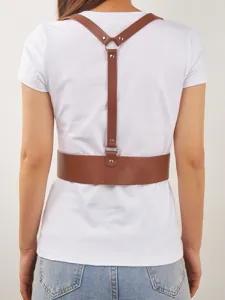 Vista posteriore dettagliata della cintura imbracatura in pelle marrone con anelli metallici punk.