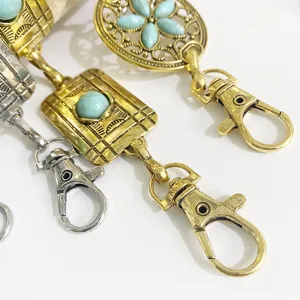 Vista de cerca del detalle de la cadena de cintura vintage bohemia con turquesa y filigrana.