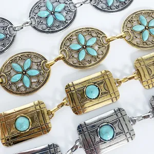 Primer plano detalle de cadena de cintura de metal vintage bohemio con piedras turquesas.