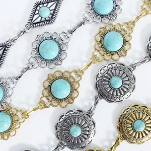 Detalle de cadena de cintura de metal turquesa bohemio, hermoso cinturón vintage tallado.
