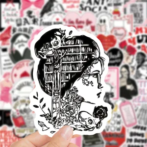 Autocollant en vinyle noir et blanc esthétique de femme lisant pour ordinateur portable.