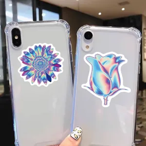 Vista dettagliata di cover trasparenti con adesivi laser olografici con fiori e rose.