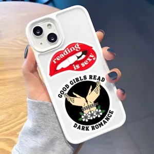 Gros plan détail de la coque de téléphone blanche esthétique avec motif autocollant.