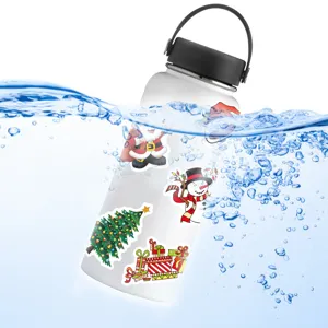 Botella de agua aislada de acero inoxidable con tema navideño y lindas pegatinas festivas.
