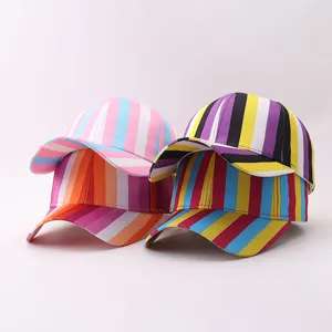 Gros plan détaillé de casquettes de baseball élégantes à rayures colorées et vibrantes.