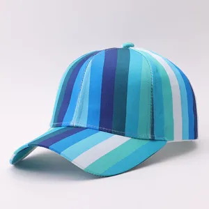 Vue détaillée de la casquette de baseball rayée bleu et cyan avec une texture soignée.