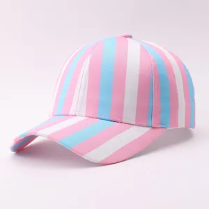 Vue détaillée de la casquette de baseball rayée pastel avec des panneaux en tissu coloré.
