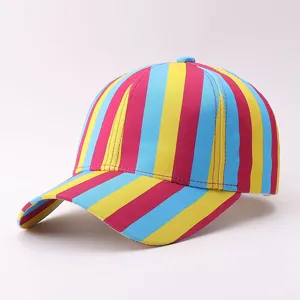 Gros plan de casquette de baseball à rayures colorées, bloc arc-en-ciel vif, visière incurvée.