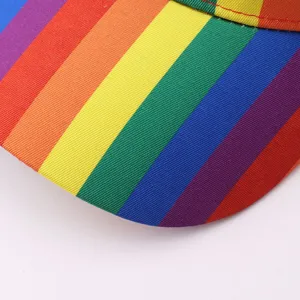 Gros plan sur le bord d'une casquette de baseball aux rayures arc-en-ciel vives et propres.