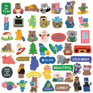 Vue détaillée d'autocollants mignons d'ours et d'animaux, déco étanche pour ordinateur.