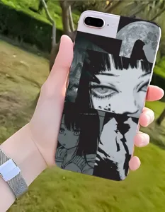 Detail de coque de telephone style anime manga monochrome, design esthetique sombre iphone.