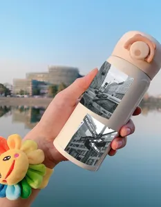 Bouteille isotherme créative de style Ins avec des autocollants de rue en noir et blanc pour usage