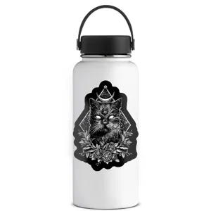 Bouteille d'eau en acier inoxydable blanc avec un design d'autocollant de chat occulte punk gothique.