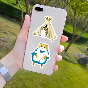 Primer plano detallado de bonitos pegatinas de gatos pintadas a mano en un smartphone.