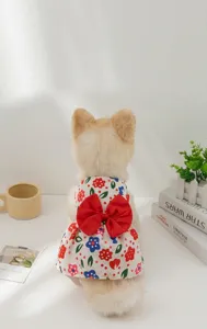 Blumiges Haustier Prinzessinnenkleid mit roter Schleife für kleine Hunde, Detailansicht.