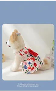 Detailansicht des süßen Hunde-Blumenkleids mit roter Schleife für kleine Haustiere.