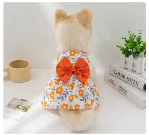 Detailansicht eines kleinen Hund Blumen Prinzessin Kleid mit orange Schleife Tierkleidung.
