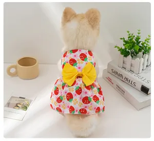 Detailansicht des süßen kleinen Hundes Erdbeer Blumen Prinzessin Kleid mit gelber Schleife.