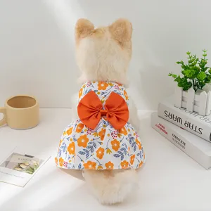 Schönes blumenmuster prinzessin kleid für kleine hunde und katzen mit einer orange schleife.