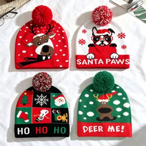 Niedliche Weihnachts Bommel Strickmützen Set mit festlichen Mustern für den Winter.