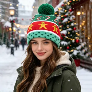 Weihnachtliche Strickmütze mit Bommel und festlichem Lebkuchenmuster für warme Wintertage.