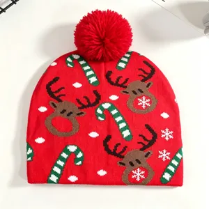 Rote Weihnachtsmütze Strickmütze mit Bommel, festliches Rentier und Schneeflocken Muster Winter.