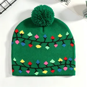 Grüne Strickmütze mit Bommel und buntem Weihnachtslichter-Muster, warme Acryl Wintermütze.