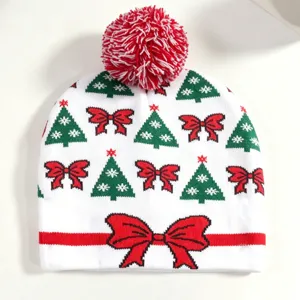 Weihnachten gestrickte Bommel Mütze mit süßem Tannenbaum und Schleife Muster für Winter.