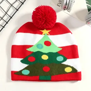 Nahaufnahme der weihnachtlichen Strickmütze mit rot-weißen Streifen und schönem Weihnachtsmuster.