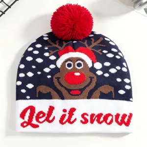 Detailansicht der Weihnachtsmütze, süßes Rentier-Design, roter Bommel und kuscheliger Text.