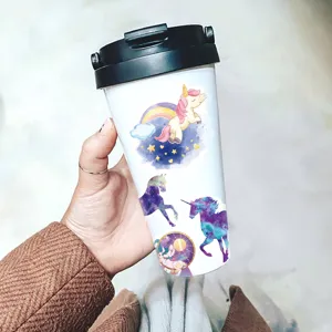 Detailansicht eines niedlichen Einhorn-Aufklebers mit magischem Regenbogen und Sternenhimmel.