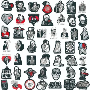 Vue détaillée des autocollants squelettes gothiques, stickers crânes noirs et blancs.