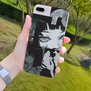 Coque de téléphone manga anime noir et blanc avec esthétique gothique pour protection.