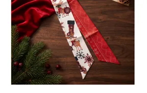 Detailopname van kerst dubbelzijdig twilly lint met schattige hert- en sneeuwvlokkenprint.