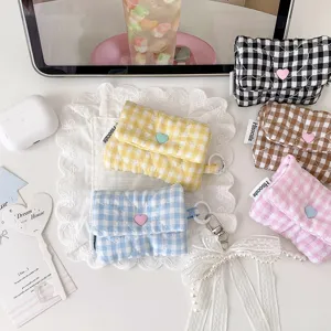 Vue détaillée de l'étui à écouteurs en tissu à carreaux mignon, pochette de rangement pratique.