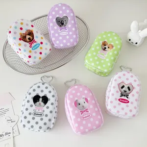 Jolie trousse à pois pour poupée avec fenêtre transparente et anneau cœur, détail.