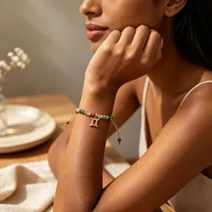 Vue détaillée du bracelet en perles de pierres naturelles, élégant bijou de poignet.