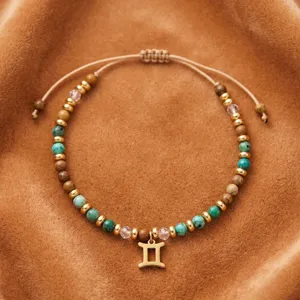 Vue de détail du bracelet en perles naturelles zodiaque, design élégant et ajustable.