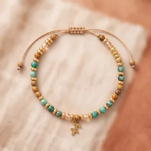 Bracelet de perles en pierre naturelle du zodiaque Sagittaire avec charm dore et cordon.