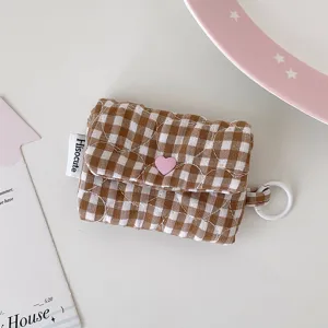 Sac de rangement pour ecouteurs en tissu carrele marron, pochette matelassee portable.