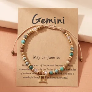 Gros plan bracelet perles zodiaque Gémeaux, pierres naturelles et breloques en acier.