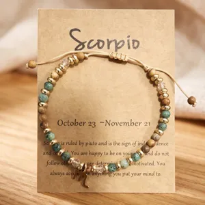Bracelet de perles en pierre naturelle Scorpion avec charm zodiaque en acier sur carte.